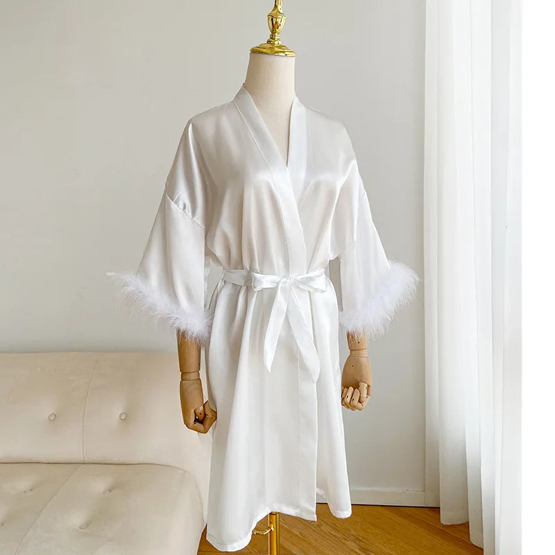Kimono Mariée Satin Brodé à Plumes