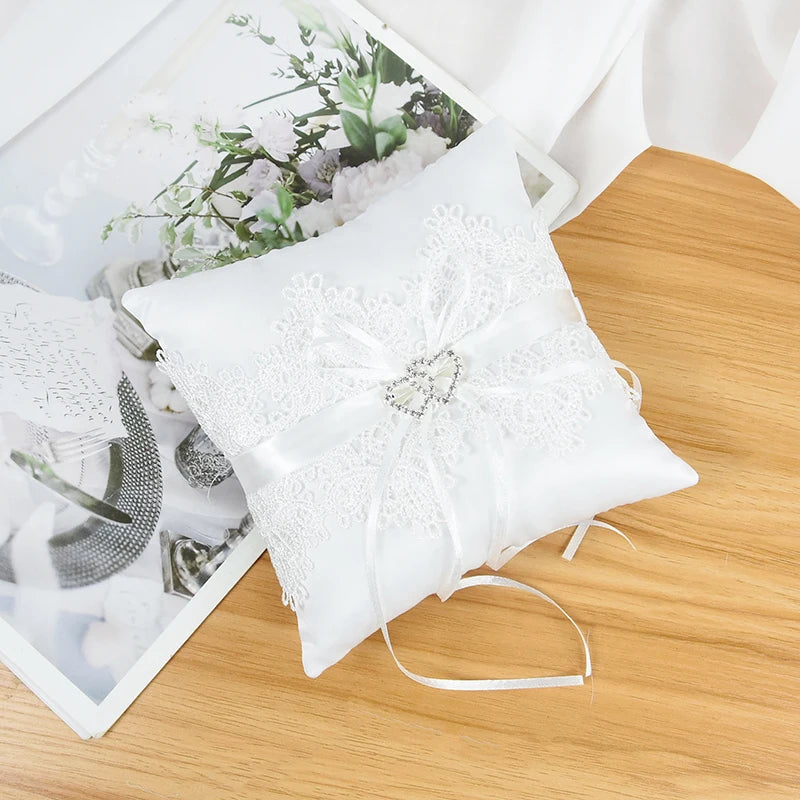 Coussin d'alliance dentelle blanche et nœud satin