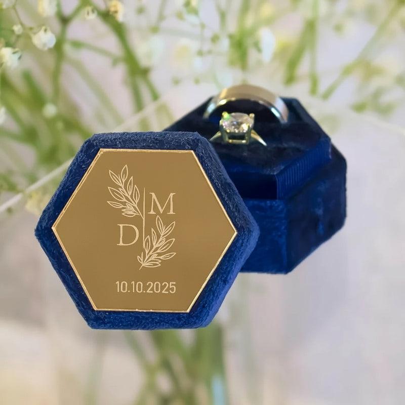 Boite alliance mariage personnalisé velours bleu foncé — Doré